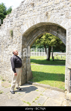 Rev John Webber der Pfarrer von St. Illtud s Kirche in Llantwit Major Wales Stockfoto
