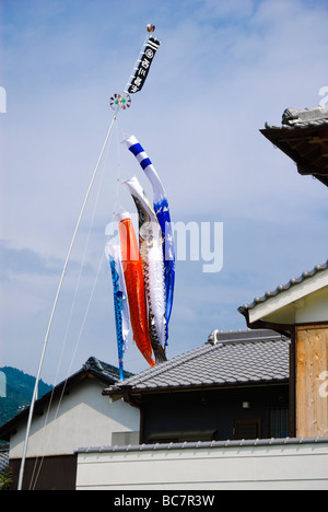 Kinder Tag (früher bekannt als der Jungentag) Karpfen Fahnen flattern im Wind. Stockfoto