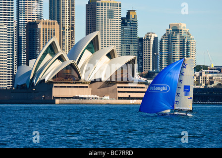 Sydney Opera House mit Yacht vor. Stockfoto