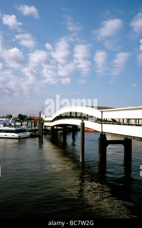 25. Juni 2009 - Ansicht der Überseebrücke (Übersee Landung) am Vorsetzen im deutschen Hafen von Hamburg. Stockfoto