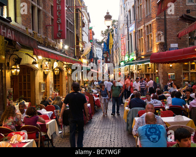 Die Beenhouwersstraat in der Innenstadt von Brüssel ist eine Straße mit vielen Restaurants, wo traditionelle belgische Küche serviert wird Stockfoto