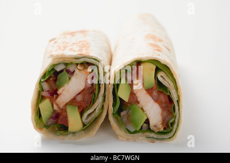 Zwei Packungen gefüllt mit Hühnchen und Avocado- Stockfoto