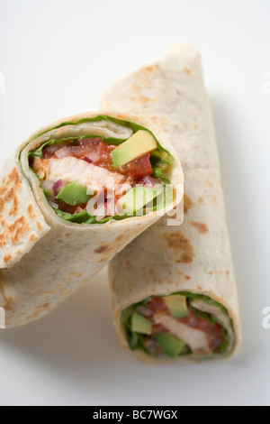 Zwei Packungen gefüllt mit Hühnchen und Avocado- Stockfoto