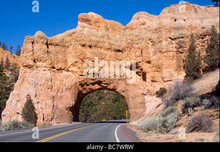 Highway 12 Rock Arch Tunnel in Red Canyon in Utah auf der Durchreise Stockfoto