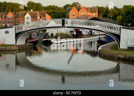 Schwarz / weiß viktorianischen Schmiedearbeiten Brücke über Kanal am Eingang zum Braunston Marina in der Abenddämmerung, Braunston, Northamptonshire Stockfoto