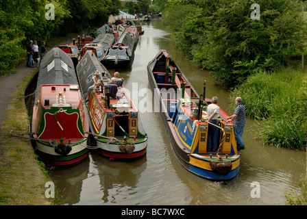 British Waterways arbeiten Narrowboat vorbei an anderen Arbeitsboote im Zelt, Brüsten sich auf dem Kanal an Braunston, England Stockfoto