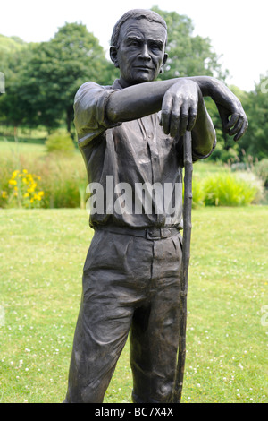 Statue eines Mannes in einem angelegten englischen Garten im Stoberry Park, Somerset, UK Stockfoto