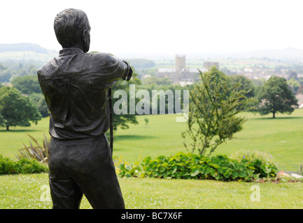 Statue eines Mannes in einem angelegten englischen Garten im Stoberry Park, Somerset, UK Stockfoto