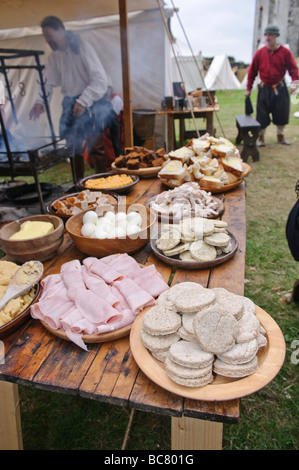 Tabelle mit einer Auswahl an typisch mittelalterliche Speisen einschließlich Kochschinken, Pease Pudding, Haferflocken Kekse, gekochten Eiern und Brot. Stockfoto