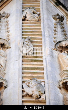 STEINSCHNITZEREIEN IN BATH ABBEY DARSTELLUNG ENGEL EINE LEITER ZUM HIMMEL AUFSTEIGENDEN SOMERSET UK Stockfoto