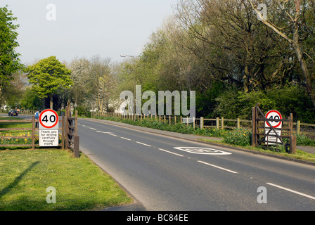 Straße in Hope Derbyshire Tempolimit Anzeichen Stockfoto