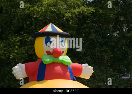 Kinder aufblasbare Hüpfburg Schloss/Folie in Buxton Pavilion Gardens Derbyshire Peak District England UK Stockfoto