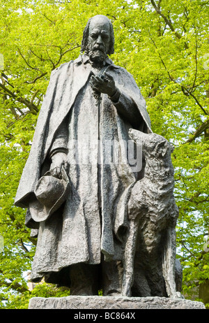 Eine Statue von Tennyson und seinem Hund auf dem Gelände der Kathedrale von Lincoln, Lincolnshire England UK Stockfoto