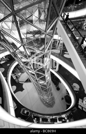 MyZeil aus der obersten Etage in Frankfurt befindet sich das neue Einkaufszentrum im Zentrum von Frankfurt auf der belebten Einkaufsstraße Zeil Stockfoto