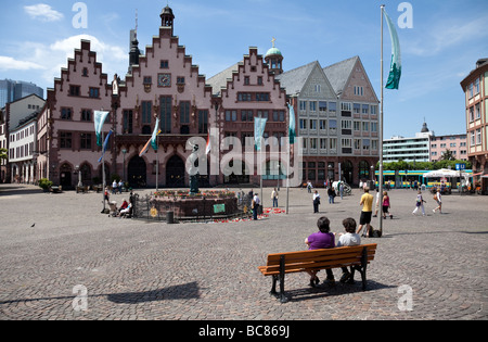 Die Römer am Römerberg in Frankfurt mit dem Rathaus der Stadt Stockfoto