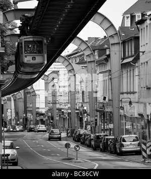 Die Schwebebahn entlang Vohwinkeler Straße in Wuppertal die älteste Einschienenbahn der Welt Stockfoto