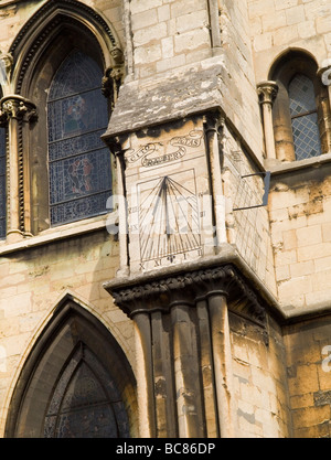 Eine Sonnenuhr auf der Außenseite der Südwand der Kathedrale von Lincoln, Lincolnshire England UK Stockfoto