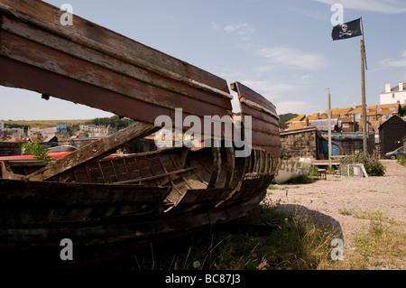 Die Reste des hölzernen Angeln Boot am Strand von Hastings, East Sussex, England. Stockfoto