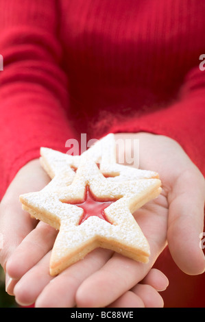 Hände halten zwei Marmelade Kekse - Stockfoto