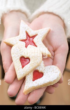 Hände halten drei Marmelade Kekse - Stockfoto