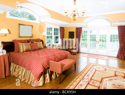 luxuriöse Schlafzimmer mit Kingsize-Bett und schöne Fensterlicht Stockfoto