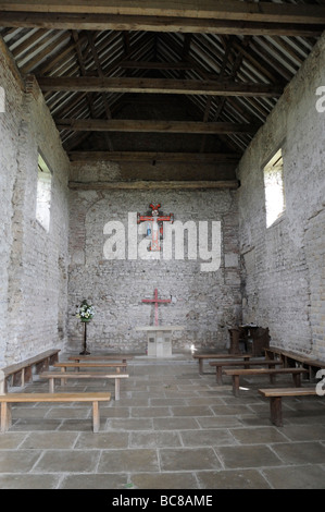 Innenraum St. Peter auf der Wand-Kapelle, Bradwell am Meer, Essex, England, gegründet von St Cedd 654 AD auf Gelände des Römerkastells Stockfoto