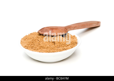 Mascavo Zucker (brauner Zucker) close-up auf weißem Hintergrund Stockfoto