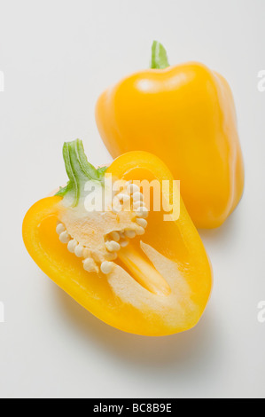 Gelbe Paprika, halbiert- Stockfoto