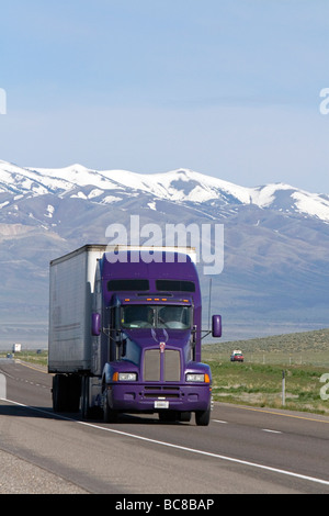 Fernverkehrs-Lkw auf der Interstate 84 in der Nähe der Staatsgrenze von Utah Idaho USA reisen Stockfoto