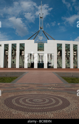 Mosaik von der Aborigine-Künstler Michael Tjakamarra Nelson vor Dieneue Parliament House, Canberra, ACT, Australien Stockfoto