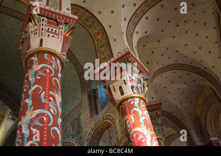 Spalten der römischen Kirche St. Austremoine von Issoire. Auvergne. Frankreich. Stockfoto