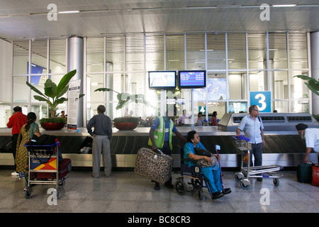 Luft-Passagiere warten auf ihr Gepäck in die Ankunftshalle am Rajiv Gandhi international Airport in Hyderabad in Indien Stockfoto