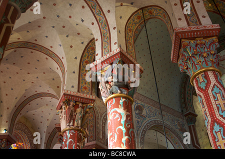 Spalten der römischen Kirche St. Austremoine von Issoire. Auvergne. Frankreich. Stockfoto