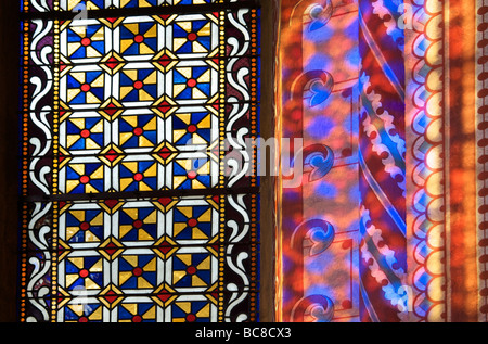 Gebeizt und Spalten der römischen Kirche St. Austremoine von Issoire. Auvergne. Frankreich. Stockfoto