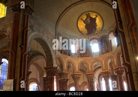 Chor der römischen Kirche St. Austremoine von Issoire. Auvergne. Frankreich. Stockfoto