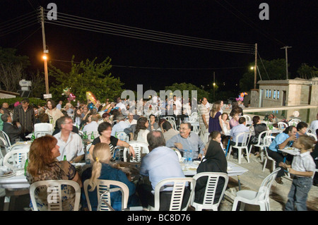 Zypern Lysos A typisch zypriotische griechische Hochzeit auf dem Stadtplatz Stockfoto