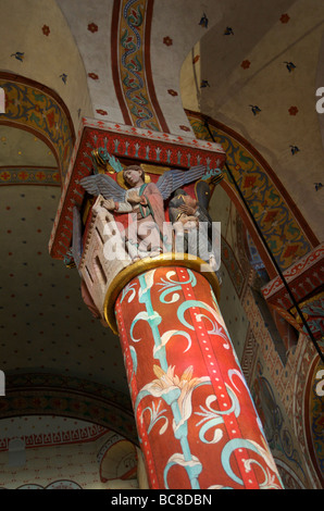 Dekoration für eine Spalte der römischen Kirche St. Austremoine von Issoire. Auvergne. Frankreich. Stockfoto