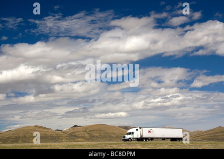 Fernverkehrs-Lkw auf der Interstate 80 in Carbon County Wyoming USA reisen Stockfoto