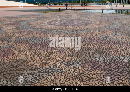 Mosaik von der Aborigine-Künstler Michael Tjakamarra Nelson vor dem Eingang des New Parliament House, Canberra, ACT, Australia Stockfoto