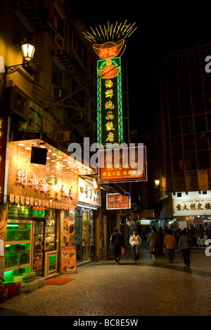 Walking street und traditionelles chinesisches Restaurant in der Nacht in Macau Stockfoto