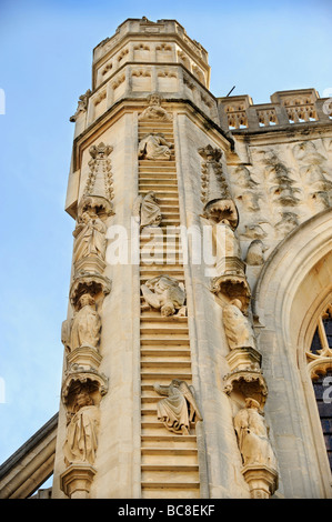 STEINSCHNITZEREIEN IN BATH ABBEY DARSTELLUNG ENGEL EINE LEITER ZUM HIMMEL AUFSTEIGENDEN SOMERSET UK Stockfoto