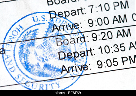 Boarding Pass und Airline Ticket mit Genehmigungsstempel Homeland Security Stockfoto