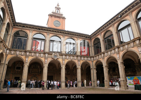 innerhalb der Stadtbibliothek, die einst eine Universität Piazza Galvani Bologna Italien Stockfoto