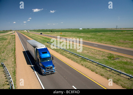 Fernverkehrs-Lkw auf der Interstate 70 in Russell County Kansas USA reisen Stockfoto