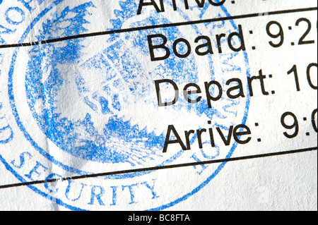 Boarding Pass und Airline Ticket mit Genehmigungsstempel Homeland Security Stockfoto