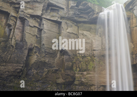 Wasserfall über steilen Felsen im Morgennebel taughannock falls taughannock Falls State Park, New York Stockfoto