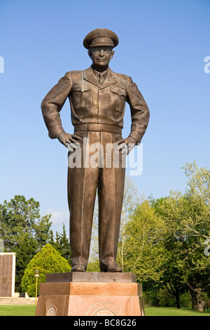 Bronzestatue von Dwight D Eisenhower befindet sich in der Eisenhower Presidential Center in Abilene, Kansas USA Stockfoto