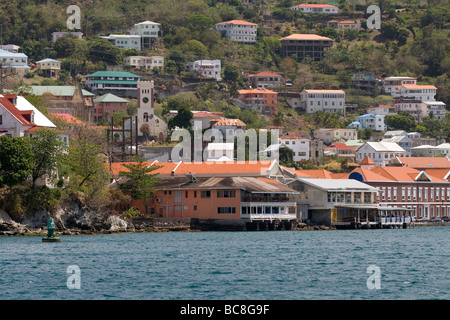 Blick auf Wasser Nebengebäude und die Stadt vom Hafen, Saint Georges, Grenada, Caribbean. Stockfoto