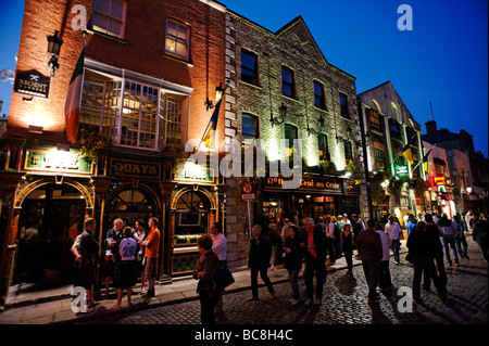 Reihe von Pubs entlang der geschäftigen Temple Bar Nachtleben Dublin Irland Stockfoto