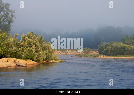 Misty Sunrise am Missouri River Strom Ozark Mountains Stockfoto